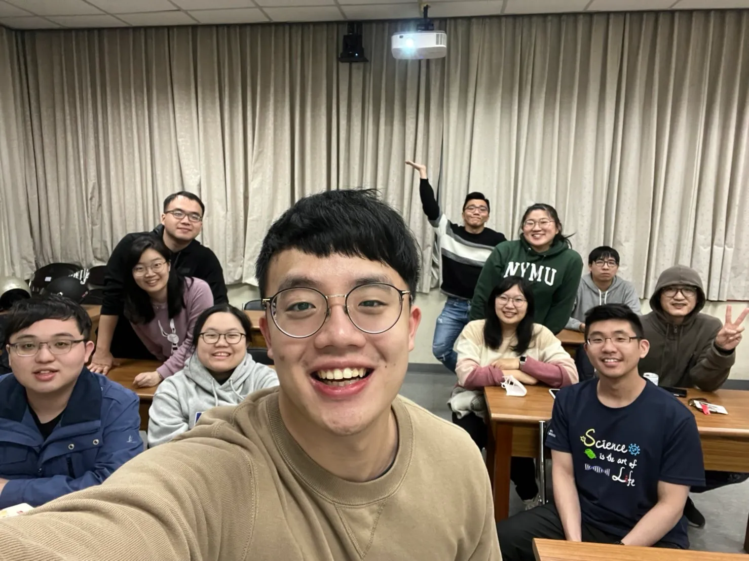 ↑跨年-跟米編的碩班同學，由左至右扣掉米編跟飯糰編，分別為蔡包, Vivian，深彥(掌鏡者)，子翔，郁庭（前），沛芫（後），Johnny(前），健文（後），庭安