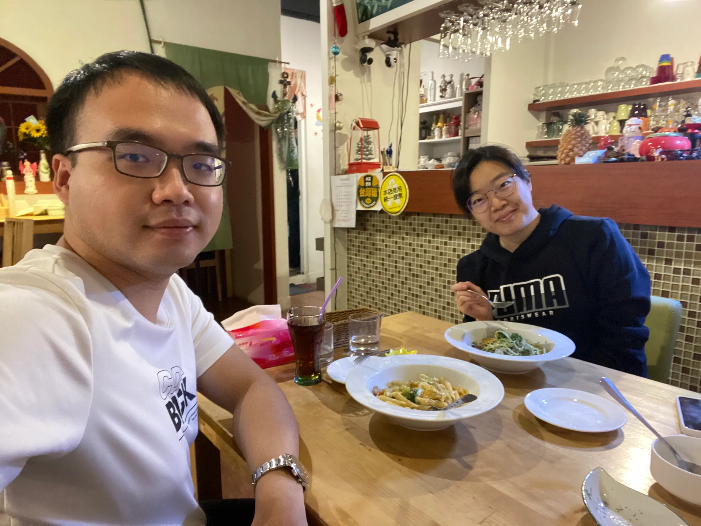 餐點內容是滿豐富的，我們點了青醬蛤蜊麵跟白醬雞肉(換成筆管)。